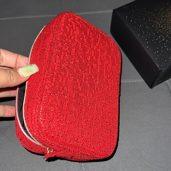 it is an authentic chanel cosmetic it has no products it is just the bag - Picture 5 of 5